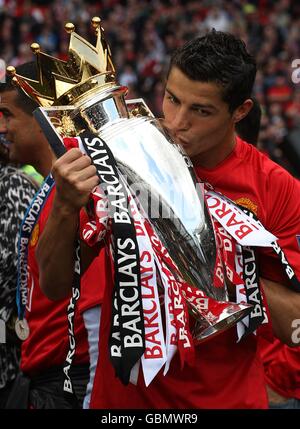 Cristiano Ronaldo de Manchester United lève le trophée Barclays Premier League Banque D'Images