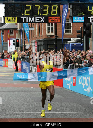 Haile Gebrselassie, en Éthiopie, traverse d'abord la ligne d'arrivée pour gagner la course de Manchester 10k lors de la grande course de Manchester et des Jeux de la grande ville de Manchester, à Manchester. Banque D'Images