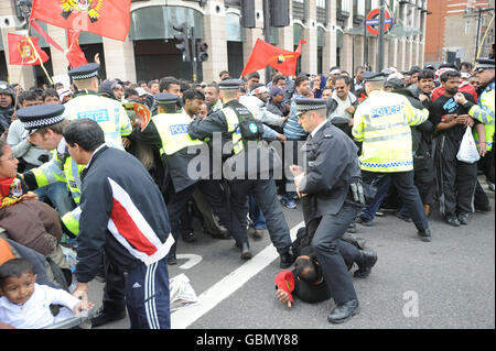 Les partisans tamouls manifestent devant la gare de Westminster, en face du Parlement, après avoir appris que le chef des rebelles du Sri Lanka, les Tigres tamouls, a été tué aujourd'hui par les troupes de l'armée, écrasant ainsi leur résistance finale. Banque D'Images