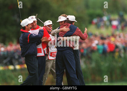 Aux États-Unis, Corey Pavin, Jim Gallagher Junior et Davis Love III célèbrent la victoire dans la Ryder Cup Banque D'Images