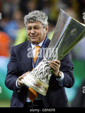 L'entraîneur de Shakhtar Donetsk Mircea Lucescu célèbre la victoire de la finale de la coupe de l'UEFA au stade Sukru Saracoglu, Istanbul, Turquie. Banque D'Images