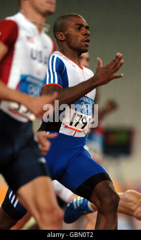 Athlétisme - Jeux Olympiques d'Athènes 2004 - Men's 400m chauffe Banque D'Images