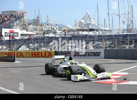 Jenson Button de Brawn GP passe devant le port lors d'une séance d'entraînement au circuit de Monaco, Monte Carlo, Monaco. Banque D'Images