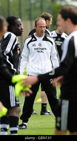 Alan Shearer, directeur de Newcastle United, pendant la séance de formation à Longbenton, Newcastle. Banque D'Images