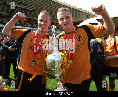 Les joueurs de Wolverhampton Wanderers, le capitaine Jody Craddock (à gauche) et Christophe Berra (à droite), détiennent le trophée de championnat de la Ligue de football après le match de championnat Coca-Cola à Molineux, Wolverhampton. Banque D'Images