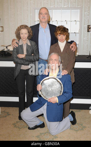 Connie Booth (à gauche), John Cleese, Prunella Scales et Andrew Sachs (à l'avant) font la promotion de deux offres spéciales Fawlty Towers créées pour commémorer l'anniversaire des Fawlty Towers de 30 ans. Banque D'Images