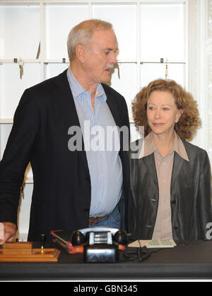 John Cleese et Connie Booth sont vus à Londres pour la promotion de deux offres spéciales Fawlty Towers créées pour commémorer le 30 ans Fawlty Towers anniversaire. Banque D'Images
