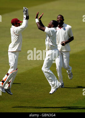 Fidel Edwards (à droite) célèbre avec le gardien de rue Denesh Ramdin Après avoir pris le cricket de l'Alastair Cook d'Angleterre Banque D'Images