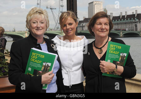 (De gauche à droite) Christine McCafferty, députée, Geri Halliwell et Baroness Tonge, sont vues lors du lancement du rapport d'audience parlementaire sur la santé maternelle à la Chambre des communes de Londres. Banque D'Images