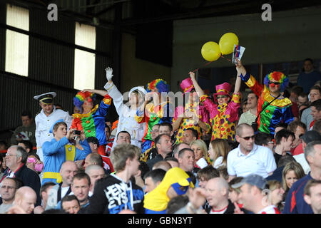 Football - Championnat de la ligue de football Coca-Cola - Crystal Palace v Sheffield United - Selhurst Park.Les fans de la robe chic apprécient l'atmosphère dans les stands Banque D'Images