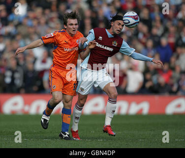 Chris Eagles de Burnley et Jay Tabb de Reading en action pendant le championnat Coca-Cola, jouer demi-finale, match de première jambe à Turf Moor, Burnley. Banque D'Images