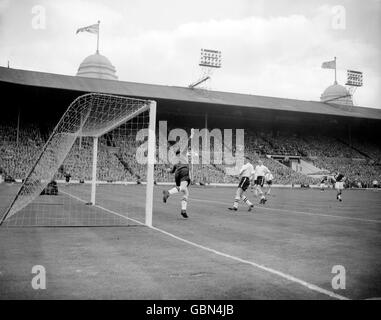 Tommy Wilson (r) de Nottingham Forest dirige le deuxième but de son équipe Passé le gardien de ville de Luton Ron Baynham (l) Banque D'Images