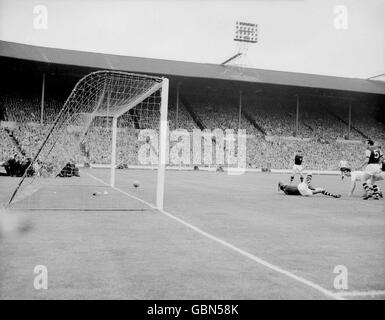 Bobby Smith de Tottenham Hotspur (deuxième r) commence à célébrer alors que le ballon passe dans le filet après Adam Blacklaw, gardien de but de Burnley (l) pour le but d'ouverture Banque D'Images