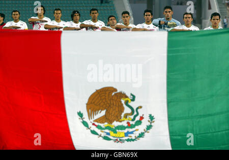 L'équipe du Mexique chante leur National Anthym vers leur drapeau national Banque D'Images