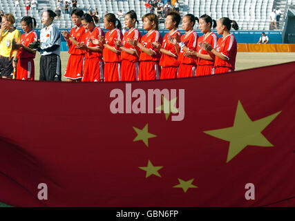 Football - Jeux Olympiques d'Athènes 2004 - première ronde des femmes - Groupe F - Allemagne / Chine. L'équipe de la Chine s'équipe avant le match Banque D'Images