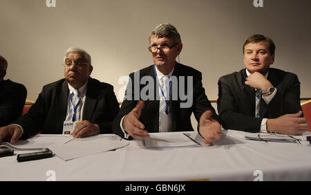 Mark Alexander, vice-président de l'Union sud-africaine de rugby, l'ancien capitaine Morne du Plessis et le conseiller Rian Oberholzer, parlent aux médias lors de la présentation d'appel d'offres de la coupe du monde 2015/2019 de l'Union de rugby au Collège royal des médecins d'Irlande, à Dublin. Banque D'Images