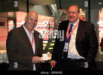Brian Barwick (à droite), ancien directeur général de la football Association à Soccerex, London Forum, Wembley Stadium Banque D'Images