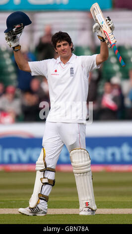 Alastair Cook, de l'Angleterre, salue la foule après avoir atteint son siècle lors du deuxième match de npower Test au Riverside, Chester-le-Street, Durham. Banque D'Images