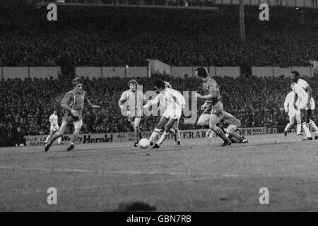 Soccer - coupe des champions de l'Europe coupe - deuxième tour deuxième jambe - Tottenham Hotspur v Dundalk.Osvaldo Ardiles de Tottenham Hotspur (c) dribbles à travers la défense résolue Dundalk comme coéquipier Garth Crooks (r) regarde sur Banque D'Images