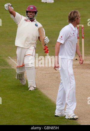 Ramnaresh Sarwan (à gauche) des Antilles célèbre son siècle lors du deuxième match de npower Test au Riverside, Chester-le-Street, Durham. Banque D'Images