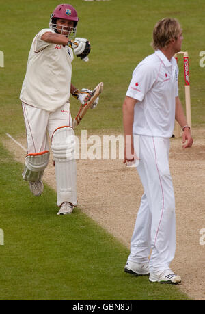 Ramnaresh Sarwan (à gauche) des Antilles célèbre son siècle lors du deuxième match de npower Test au Riverside, Chester-le-Street, Durham. Banque D'Images