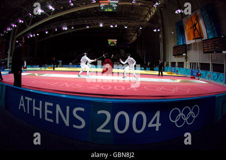 Escrime - Jeux Olympiques d'Athènes 2004 - feuille individuelle pour hommes.Action générale de la feuille d'aluminium individuelle pour hommes Banque D'Images