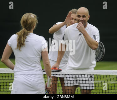 Steffi Graf, ancienne championne de Wimbledon (derrière), prétend frapper son mari et partenaire Andre Agassi après avoir frappé Kim Clijsters (à gauche) lors de la célébration Center court au All England Lawn tennis and Croquet Club, Wimbledon, Londres. Banque D'Images