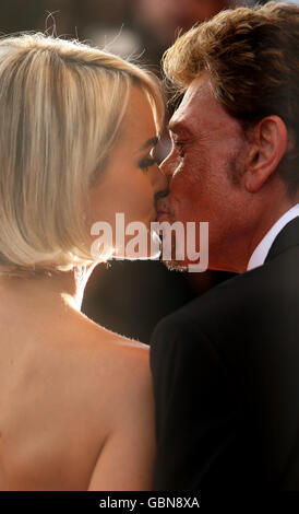 L'acteur et musicien Johnny Hallyday et sa femme Laetitia Hallyday arrivent à la première de 'Vengeance' au Palais des Festivals de Cannes, en France, dans le cadre du 62e Festival annuel du film de Cannes. Banque D'Images