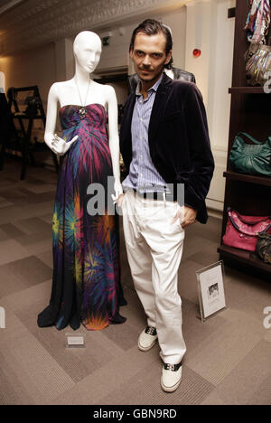 Le designer Matthew Williamson au lancement des designers des collections de mode et de maison de Debenhams pour l'automne / hiver 09, au 33 Wigmore Street dans le centre de Londres, Banque D'Images