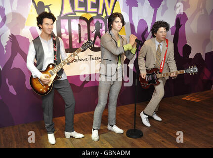 Modèles de cire des frères Jonas (de gauche à droite) Nick, Joe et Kevin dévoilés aujourd'hui à Madame Tussauds, dans le centre de Londres. Banque D'Images