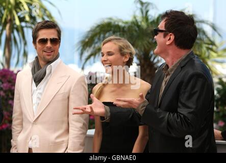 (De droite à gauche) Quentin Tarantino, Diane Kruger et Brad Pitt assistent à une séance photo pour le film Inglourious Basterds au Palais de Festival, pendant le 62e Festival de Cannes, France. Banque D'Images