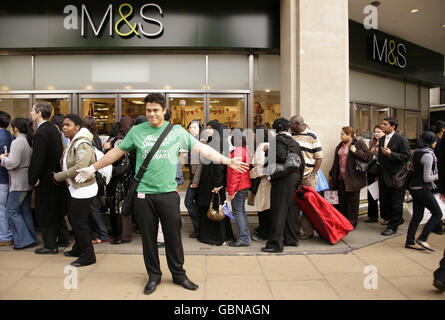 Les clients font la queue pour une gamme exclusive de produits M&S (Marks & Spencer) au prix d'un centime, pour marquer les célébrations du 125e anniversaire du magasin avec l'ouverture du Penny Bazaar original au magasin phare de l'entreprise à Marble Arch, dans le centre de Londres. Banque D'Images