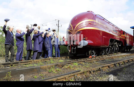 Les travailleurs des ateliers du Musée national des chemins de fer de York recréent la scène depuis 1937, lorsque les travailleurs ont défait le premier des luxueux paquebots de la classe Princess Coronation alors qu'il a quitté le Crewe Works. La nouvelle "re-rationalisée", la duchesse de Hamilton, qui a été restaurée à sa gloire de 1938, est maintenant la pièce maîtresse d'une nouvelle exposition libre, rationalisée: Styliser une époque au musée. Banque D'Images