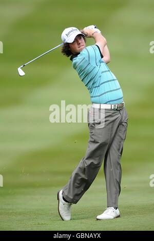 Golf - BMW PGA Championship 2009 - deuxième jour - Wentworth Golf Club - Virginia Water.Rory McIlroy d'Irlande du Nord en action pendant la deuxième journée du championnat BMW PGA 2009 au club de golf de Wentworth Banque D'Images