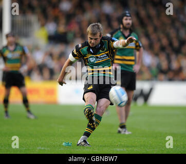 Rugby Union - coupe du défi européen - finale - Northampton Saints / Bourgoin - Twickenham Stoop. Stephen Myler des saints de Northampton punie Banque D'Images