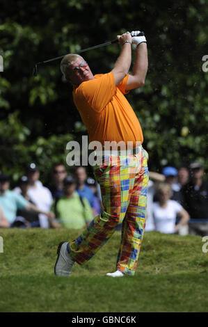 John Daly, des États-Unis, a terminé le deuxième tour du championnat BMW 3 PGA au club de golf de Wentworth, Surrey. Banque D'Images