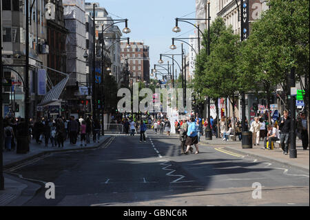 Oxford Street le week-end des fêtes de banque.Les clients d'Oxford Street à Londres aujourd'hui qui a été déclaré zone no car pour la journée. Banque D'Images