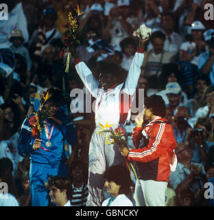 La grande-Bretagne Tessa Sanderson célèbre sa médaille d'or dans le javelin. La gauche est la médaillée d'argent Tiina Lillak de Finlande, et la droite est la médaillée de bronze Fatima Whitbread de Grande-Bretagne. Banque D'Images