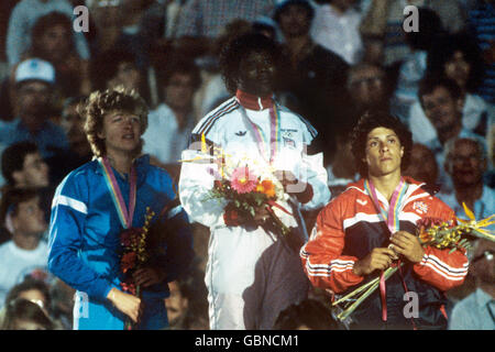 La grande-Bretagne Tessa Sanderson célèbre sa médaille d'or dans le javelin. La gauche est la médaillée d'argent Tiina Lillak de Finlande, et la droite est la médaillée de bronze Fatima Whitbread de Grande-Bretagne. Banque D'Images