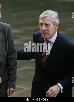 Le ministre de la Justice Jack Straw arrive au tribunal de Camberwell Green, dans le sud de Londres, où il va regarder une maquette d'un « tribunal virtuel » avec des acteurs jouant le rôle des accusés lors d'une liaison vidéo en direct entre le tribunal et le poste de police de Charing Cross, dans le centre de Londres. Banque D'Images