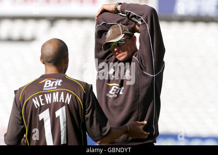 Cricket - Twenty20 Cup 2009 - Division Sud - Surrey Brown Caps v Sussex Sharks - The Brit Oval.Scott Newman et Andre Nel (à droite) de Surrey Brown Caps Banque D'Images