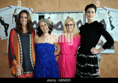 La troupe féminine de The Clothes Show (de gauche à droite) Louise Roe, Caryn Franklin, Nicky Hambleton-Jones et Erin O'Connor assistent à l'exposition Clothes Show 2009 de Londres au centre Excel de Londres. Banque D'Images