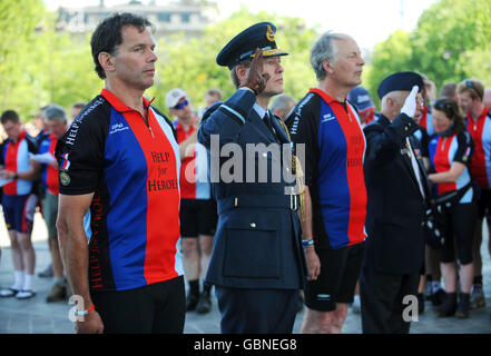 Les VIP tiennent un silence avec l'aide pour les héros les cyclistes du groupe des Frères assistent à une cérémonie de pose de couronne à l'Arc de Triomphe, Paris avant de partir à la Tour Eiffel pour terminer leur parcours de 350 km à travers la France depuis Cherbourg. Banque D'Images