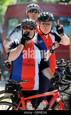 Les cyclistes du groupe de frères Help for Heroes à vélo apprécient un cigare après avoir assisté à une cérémonie de pose de couronne à l'Arc de Triomphe, Paris, avant de partir à la Tour Eiffel pour terminer leur parcours de 350 km à travers la France depuis Cherbourg. Banque D'Images