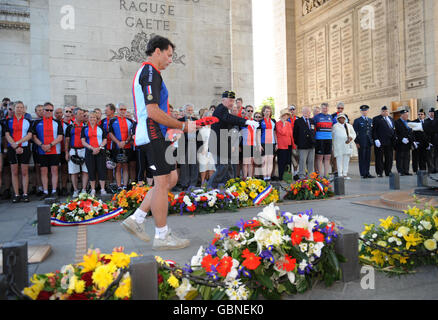 Le général Andrew Gregory a regardé les cyclistes du groupe Help for Heroes des Frères cyclistes assister à une cérémonie de pose de couronnes à l'Arc de Triomphe, Paris, avant de partir à la Tour Eiffel pour terminer leur parcours de 350 km à travers la France de Cherbourg à Paris. Banque D'Images