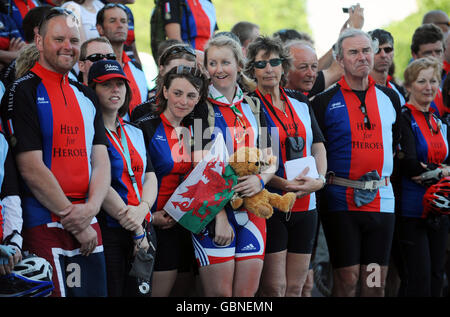 Gallois Emily Kembrey (4e à gauche), 24 ans, assistante d'enseignement de Cwmbran à une couronne portant une ceremoy à l'Arc de Triomphe avant de terminer, à la Tour Eiffel,Le BAND of Brothers en vélo avec 240 autres cyclistes qui font des collectes de fonds pour l'aide aux héros avec un parcours de 350 miles à travers la France de Cherbourg à Paris. Banque D'Images