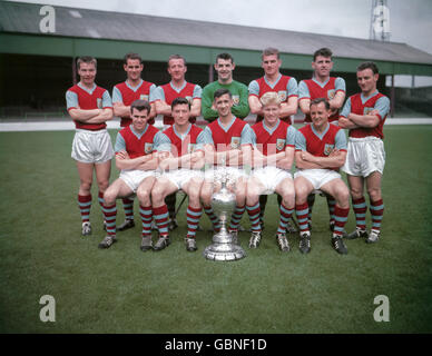 Burnley, football League Champions 1959-60: (Back row, l-r) Alex Elder, Jimmy Robson, Tommy Cummings, Adam Blacklaw,Brian Miller, John Angus, ?; (première rangée, l-r) John Connelly,Jimmy McIlroy, Jimmy Adamson, Ray pointer, Brian Pilkington Banque D'Images