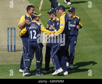 Neil carter, le joueur de Warwickshire (à gauche) célèbre avec Tim Ambrose, Ian Bell, Ricki Clarke et Ian Westwood après avoir pris le cricket de Steven Finn de Middlesex pendant le match du trophée Provident des amis à Edgbaston, Birmingham. Banque D'Images