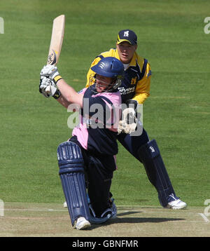 Eoin Morgan de Middlesex est regardé par le gardien de Warwickshire Tim Ambrose pendant le match des amis Provident Trophy à Edgbaston, Birmingham. Banque D'Images