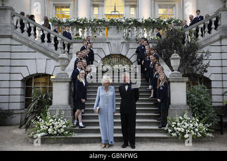 Le prince de Galles de Grande-Bretagne et la duchesse de Cornwall posent avec des étudiants de ballet avant un spectacle de gala royal à la Royal Ballet School de Londres. Banque D'Images